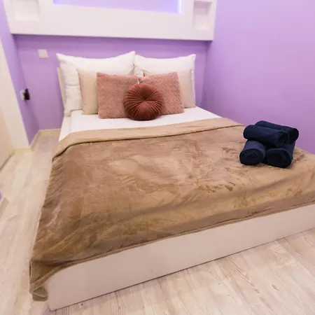 Diamond Lux - 5 Rooms, 2 Bathrooms *